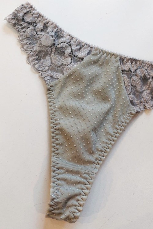 Stringi damskie z koronką