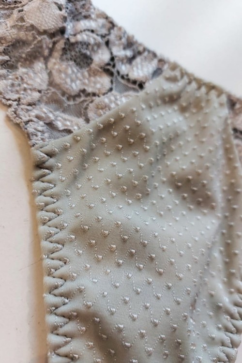 Stringi damskie z koronką