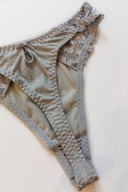 Stringi damskie z koronką