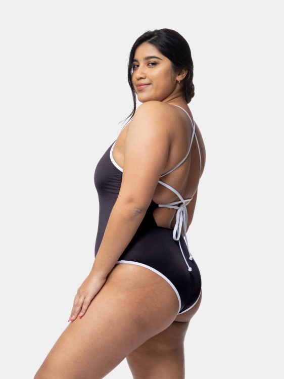 Jednoczęściowy strój kąpielowy w kolorze czarnym