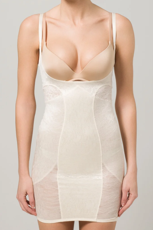 Jasna koronkowa halka modelująca