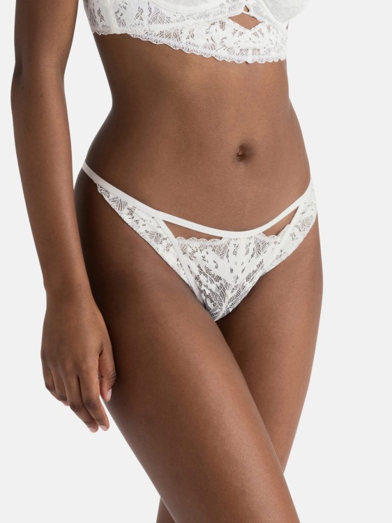 KIN Stringi damskie koronkowe kremowe
