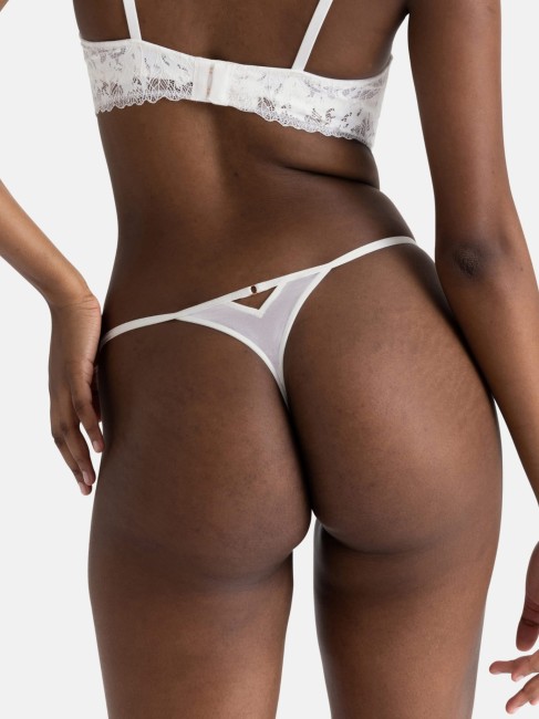 KIN Stringi damskie koronkowe kremowe