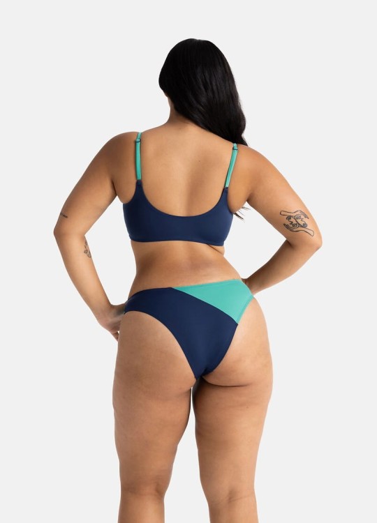 Strój kąpielowy typu bikini z topem