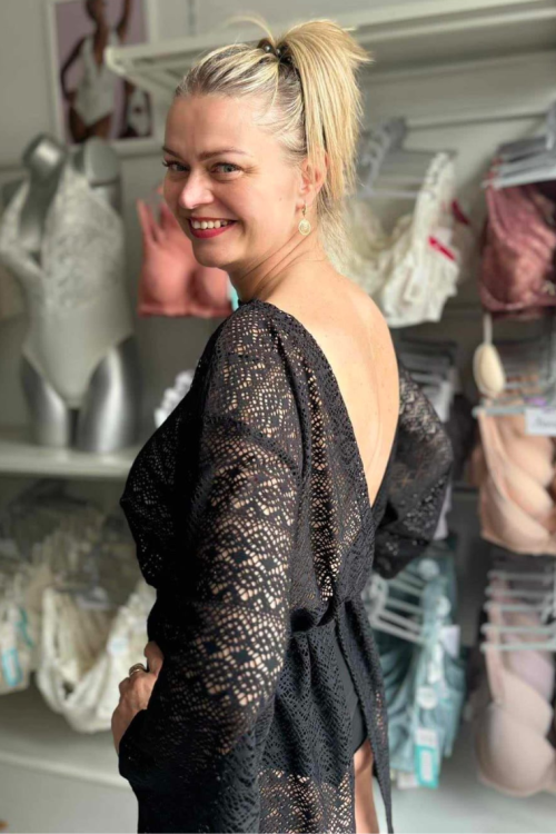 Czarna ażurowa narzutka plażowa z długim rękawem