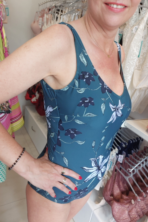 Jednoczęściowy strój kąpielowy modelujący sylwetkę