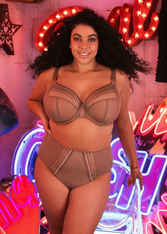 Miękki beżowy biustonosz na fiszbinie typu plunge ozdobiony delikatnym haftem