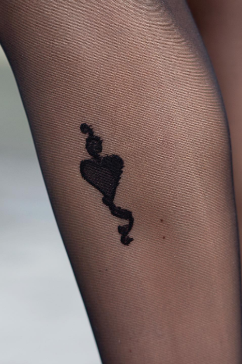 20 den Czarne rajstopy z drobnym wzorem Signale