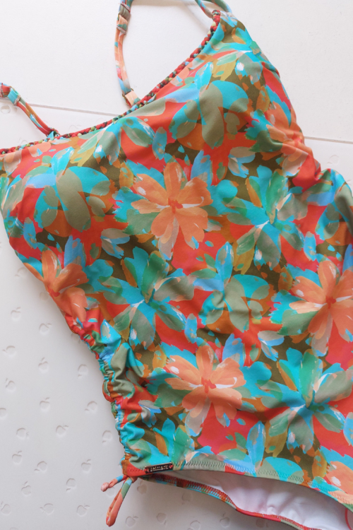 Modelujący jednoczęściowy strój kąpielowy