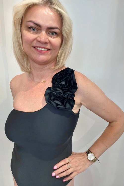 Czarny jednoczęściowy strój kąpielowy na jedno ramię