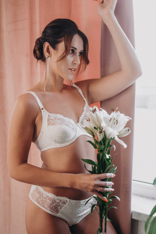 AMY Biustonosz miękki na fiszbinie bogato haftowany kolorze kremowym