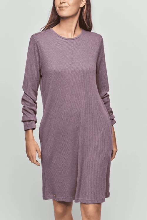 Krótka sukienka koszula damska z dzianiny w kolorze malwy