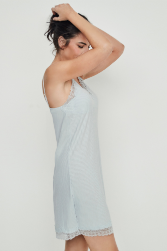 Wiskozowa koszula nocna prążkowana z miseczkami