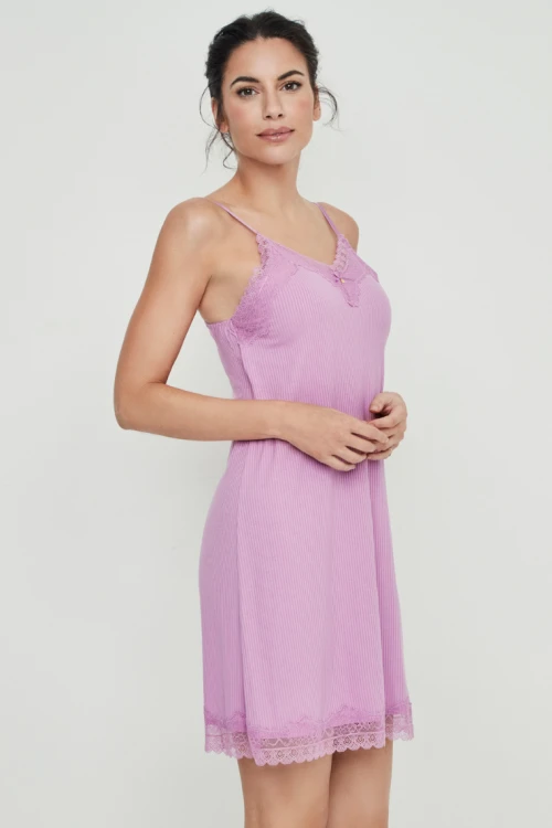 Wiskozowa koszula nocna prążkowana z miseczkami